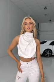 Elegant Sleeveless White Top - Image 2